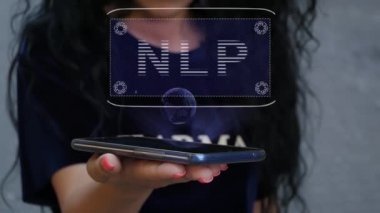 Hud hologramını gösteren kadın.