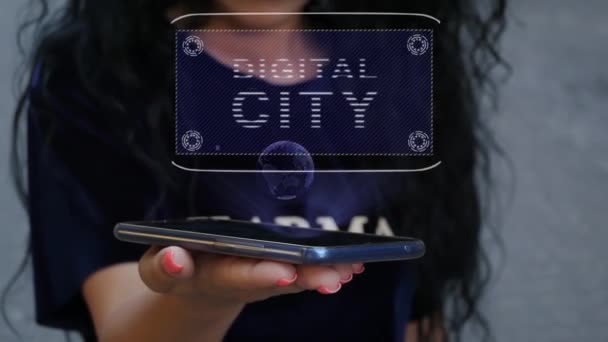 Nő mutatja Hud hologram Digitális város — Stock videók