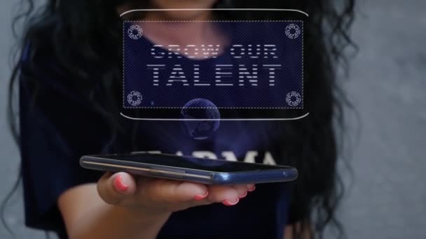 Frau zeigt hud Hologramm wachsen unser Talent — Stockvideo