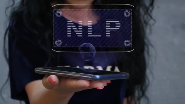 Mujer mostrando holograma HUD NLP — Vídeos de Stock