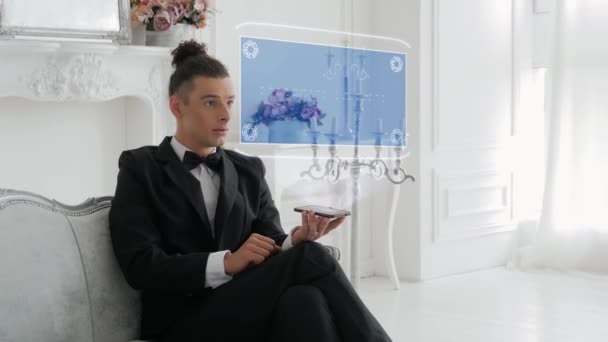 젊은이는 홀로그램 의복 종을 사용 한다 — 비디오