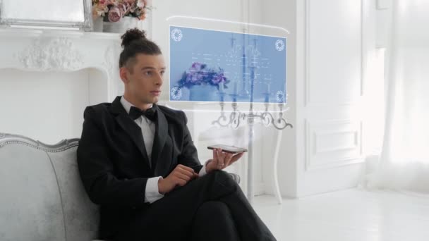 Hombre joven utiliza holograma Investigación de palabras clave — Vídeo de stock