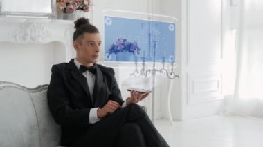 Genç adam hologram Uyarı kullanıyor