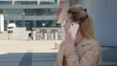 Sarışın konuşan telefon.