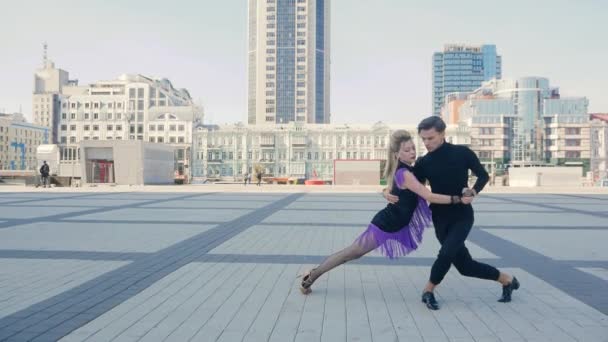 Feliz pareja bailando calle — Vídeo de stock