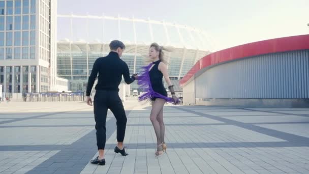 Glückliches Paar tanzt Straße — Stockvideo