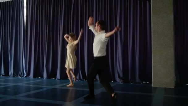 Счастливая пара танцует — стоковое видео