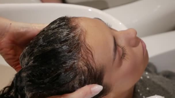 Weibliche Haare waschen — Stockvideo