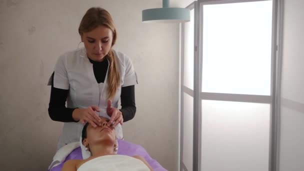 Spa massage of the face — Stock Video