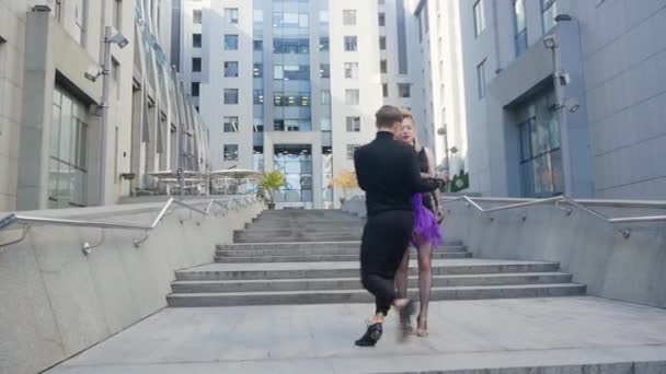 Lyckligt par dansar gata — Stockvideo
