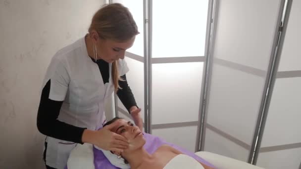 Lázeňská masáž obličeje — Stock video