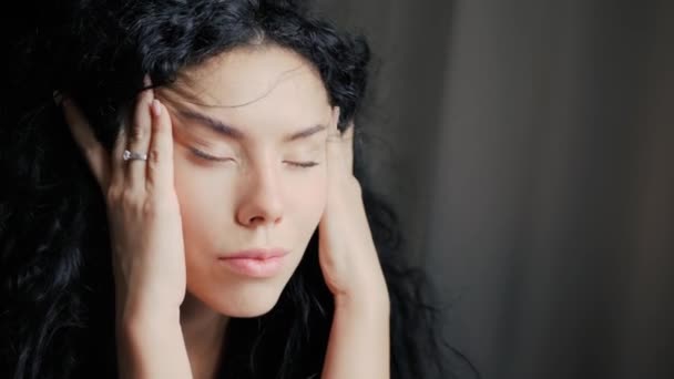 Mujer morena rizada siente estrés — Vídeos de Stock