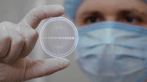 Doktor se dívá na hologram s hypotyreózou — Stock video