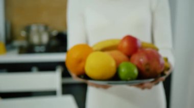 Kadın eli yemek tabağını tutar.