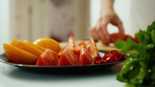 Schwarzer Teller mit geschnittenem Gemüse — Stockvideo