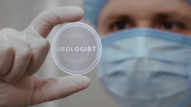 Doctor kijkt naar hologram met Uroloog — Stockvideo