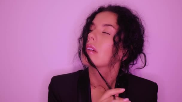 Brunett kvinna sjunger på neon — Stockvideo
