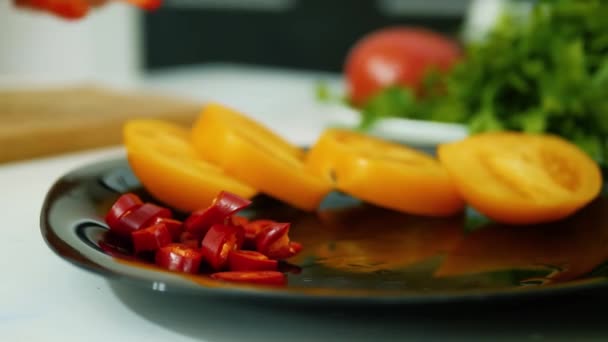 Placa negra de verduras en rodajas — Vídeos de Stock