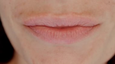 Gülümseyen kadın ağzı