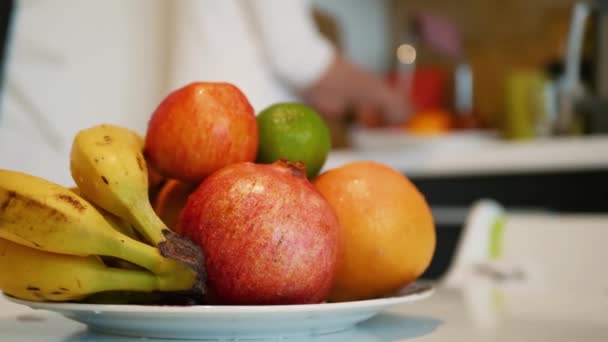 Тарілка зі свіжих і здорових органічних фруктів — стокове відео