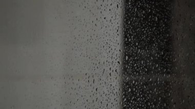 Su duş kabininden aşağı akıyor.