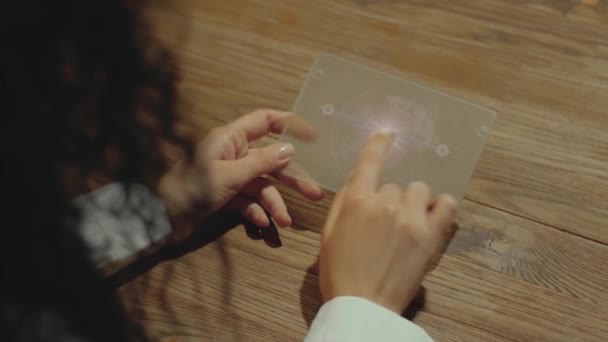 Hands hold tablet with incandescent lamp — Stock Video