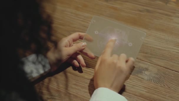 Handen vasthouden tablet met diamant — Stockvideo