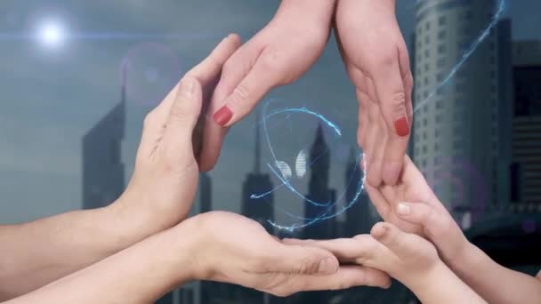 Les mains des hommes, des femmes et des enfants montrent un hologramme 6G — Video