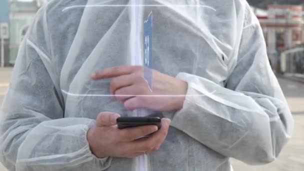 Людина в білому використовує голографічний текст 6G — стокове відео