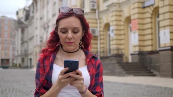 Rood haar meisje gebruik blauwe smartphone — Stockvideo