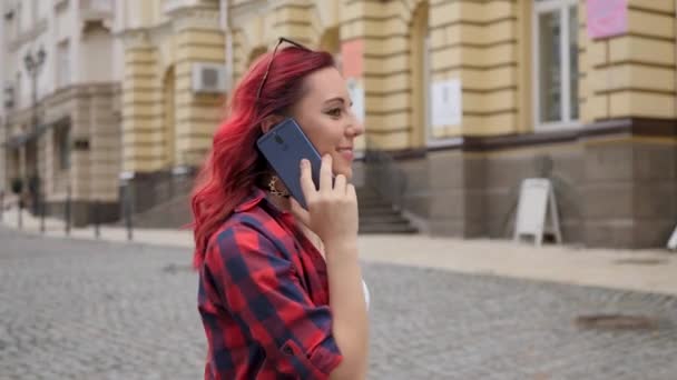 Menina de cabelo vermelho fala smartphone — Vídeo de Stock