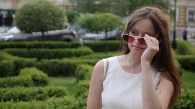 Genç bayan güneş gözlüğü takıyor.