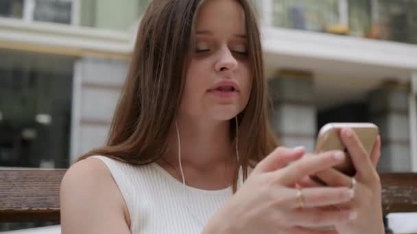 Chica con auriculares canta — Vídeo de stock