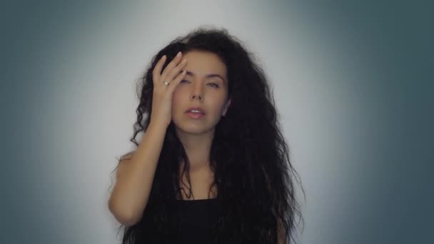 Curly mulher morena sente estresse — Vídeo de Stock