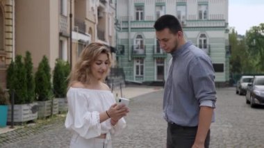 Çift telefon kullanıyor