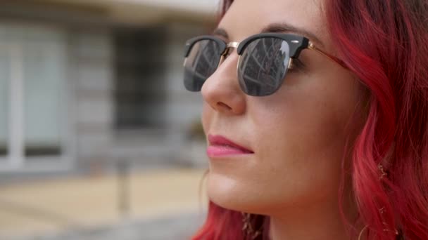 Rudowłosa kobieta w okularach przeciwsłonecznych — Wideo stockowe