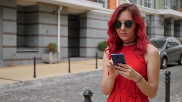 红头发姑娘用蓝色智能手机 — 图库视频影像