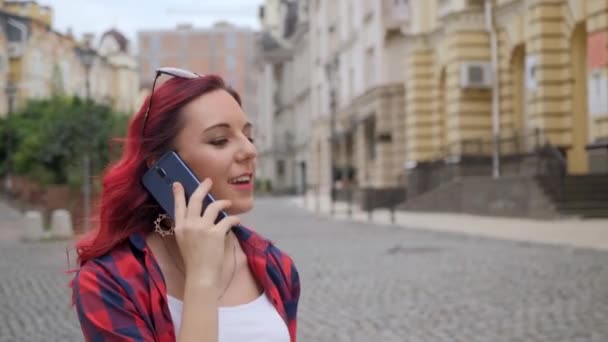 Červené vlasy dívka mluví telefon — Stock video