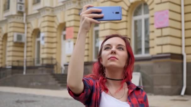 La mujer hace una selfie — Vídeos de Stock