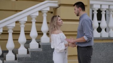 Binanın yakınında kucaklaşan çift.