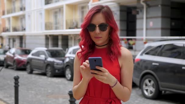 Rude włosy dziewczyna wykorzystuje smartfon — Wideo stockowe