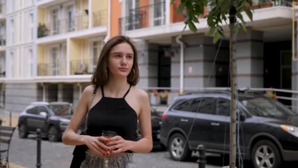 Chica sosteniendo una taza de papel — Vídeo de stock