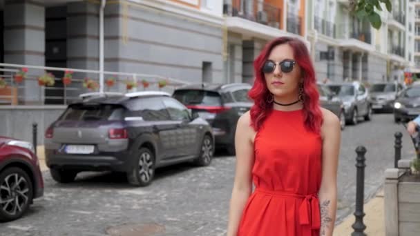 Červenovlasá žena v červených šatech — Stock video