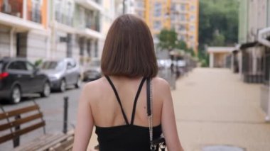 Genç kadın yürüyor.