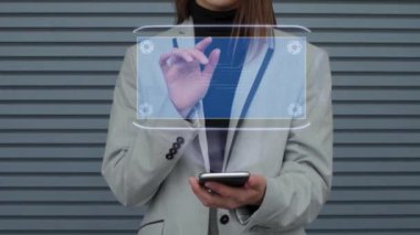 İş kadını hologram mikroçipi ile etkileşime geçiyor