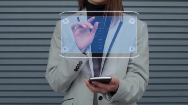 Mujer de negocios interactúa holograma simple robot moderno — Vídeo de stock