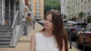 Kulaklıklı kız dans ediyor.