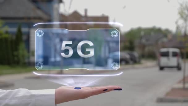 Mano femenina mostrando holograma 5G — Vídeos de Stock