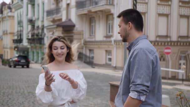 Nuori nainen näyttää älypuhelimen — kuvapankkivideo