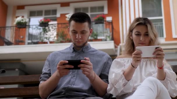 夫婦で遊ぶゲーム — ストック動画